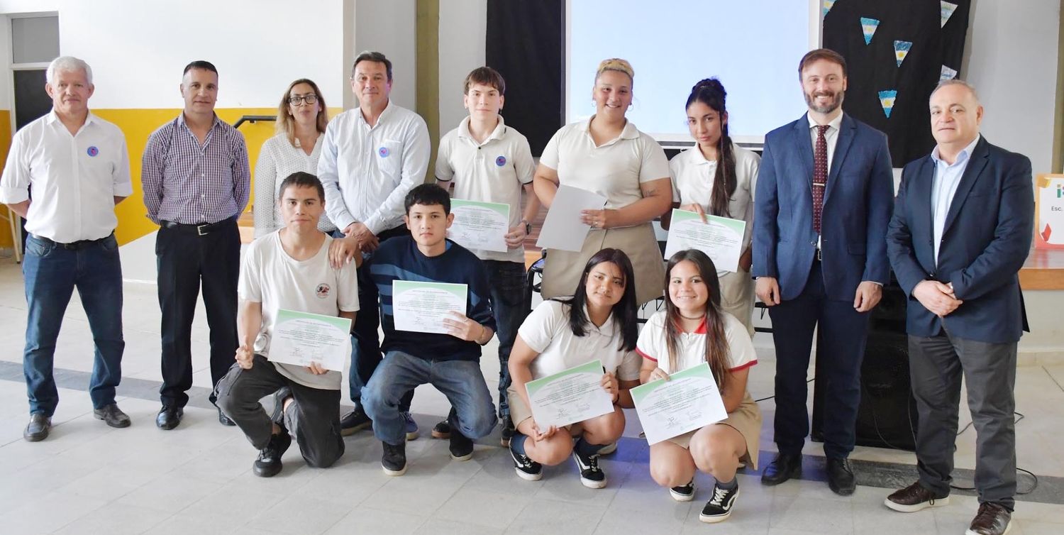 El Intendente felicitó a los alumnos que desarrollaron una aplicación para detectar áreas de riesgo transmisoras de Dengue