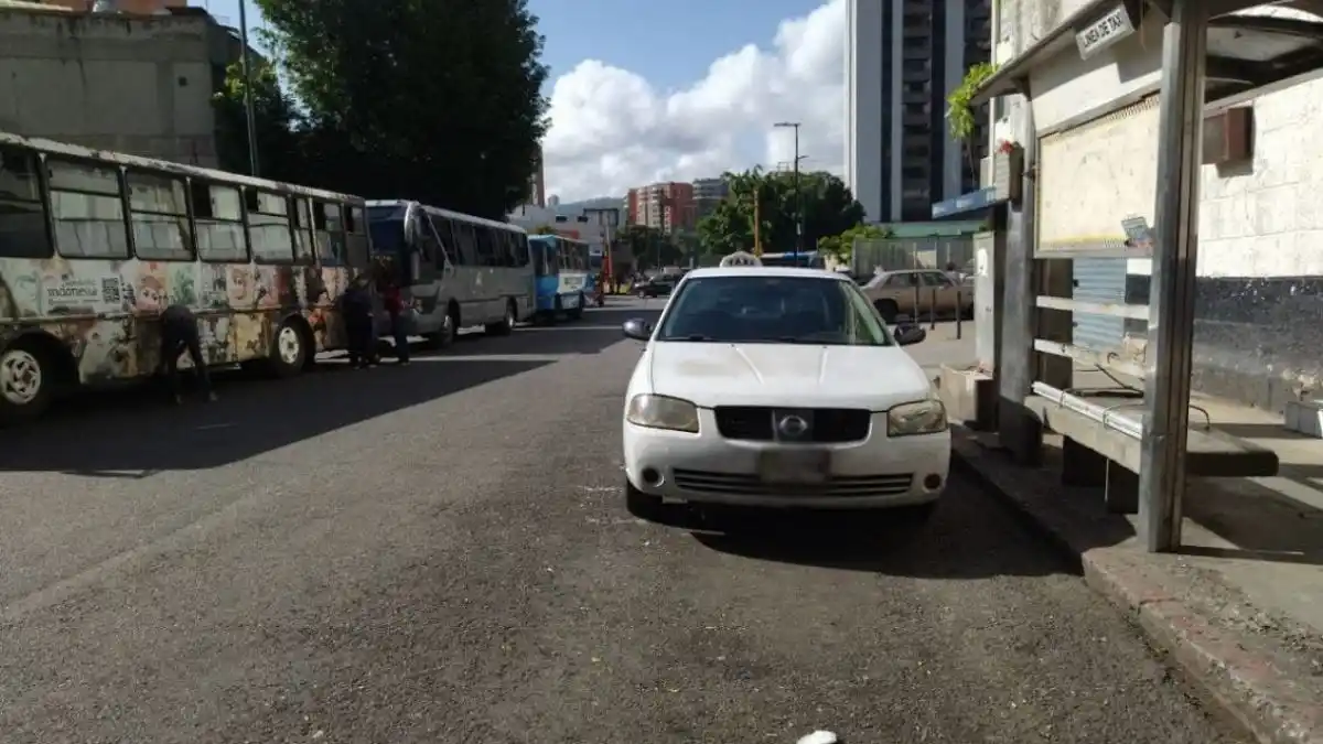 Taxistas caraqueños se resisten a afiliarse a aplicaciones populares, prefieren la independencia
