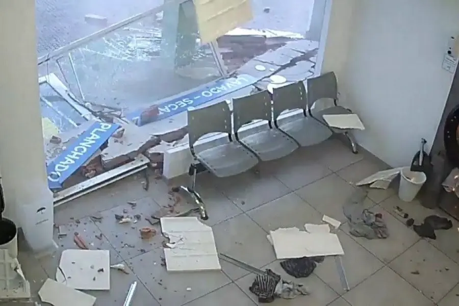 VIDEO | Un cliente se salvó por segundos de una impresionante explosión en una lavandería