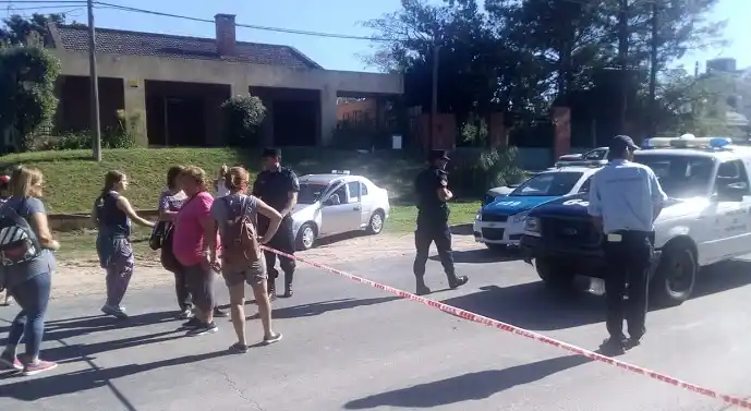 Vecinos cortan Urquiza al Oeste por el recorte en el servicio de colectivos