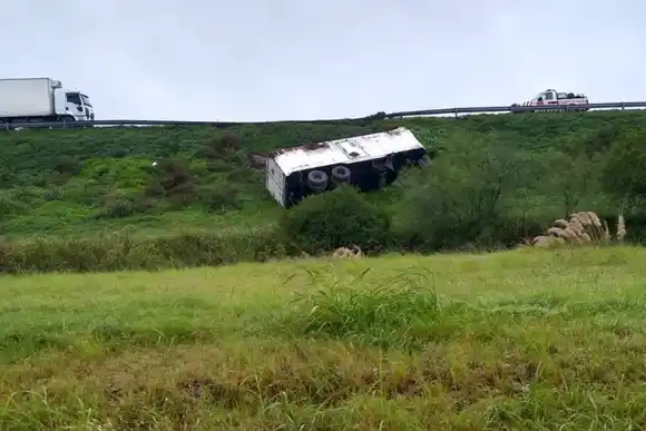 Peligro en la autopista Rosario-Buenos Aires: se desprendió el acoplado de un camión