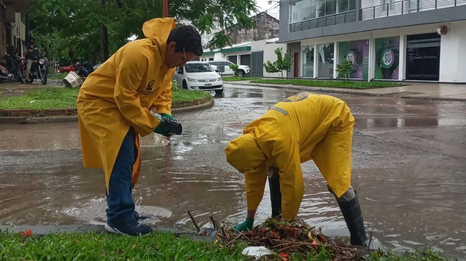 Cuadrillas municipales trabaja en la limpieza de desagües