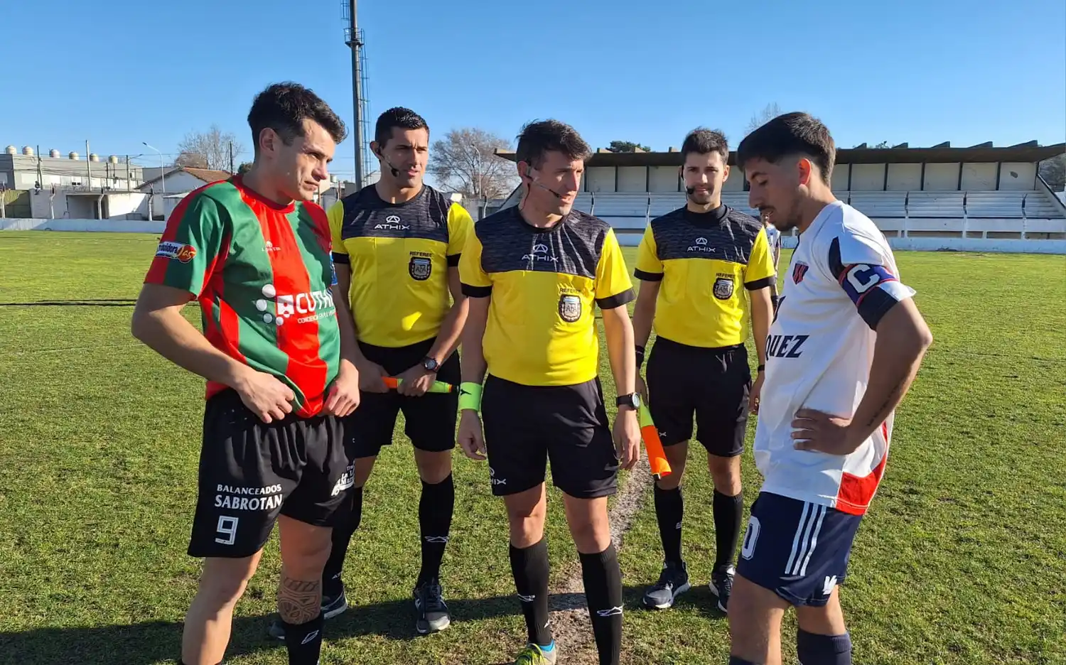 FOTO LIGA TANDILENSE DE FÚTBOL Ruiz Sánchez (Velense) y Auce (Ferro), con la terna arbitral encabezada por Matías Picot.