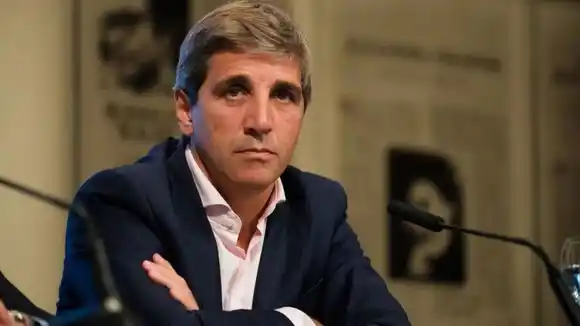 Luis Caputo y parte de su equipo anuncian en vivo nuevas medidas económicas desde "Carajo", el "678 libertario"