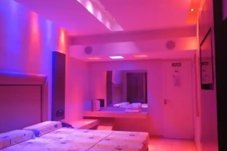 Salió a bailar y desapareció: su madre hizo la denuncia y lo encontró en una orgía en un "telo"