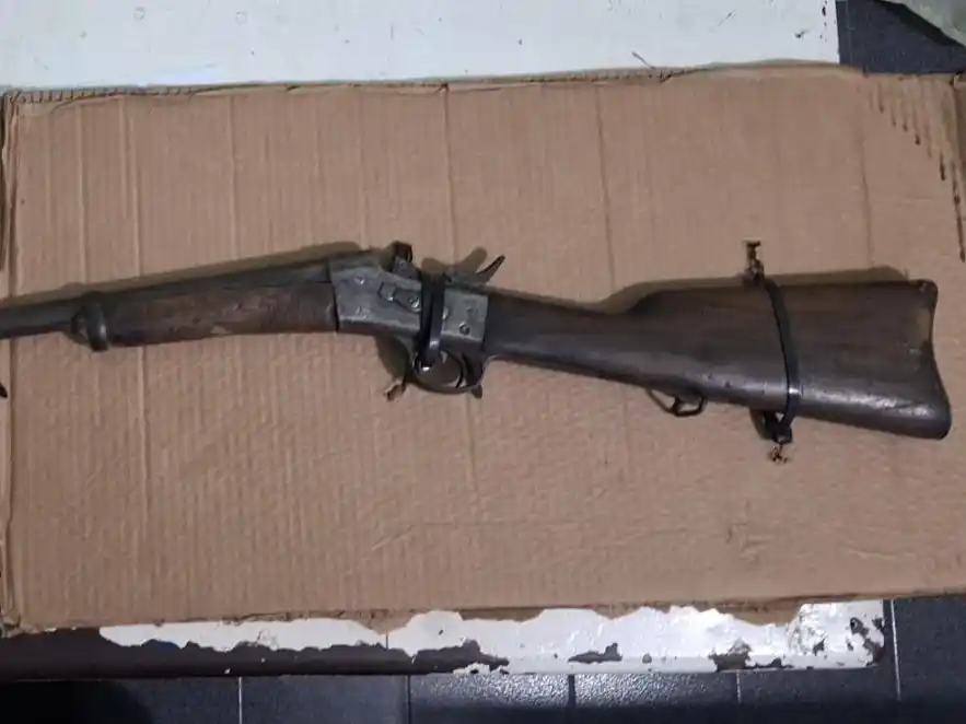 La escopeta que incautó la policía.