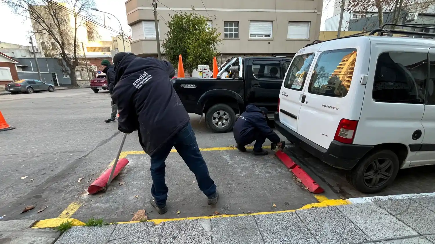 El Municipio recordó que el único organismo facultado para autorizar y delimitar zonas de estacionamiento reservado es el área de Ingeniería de Tránsito del EMVIAL.