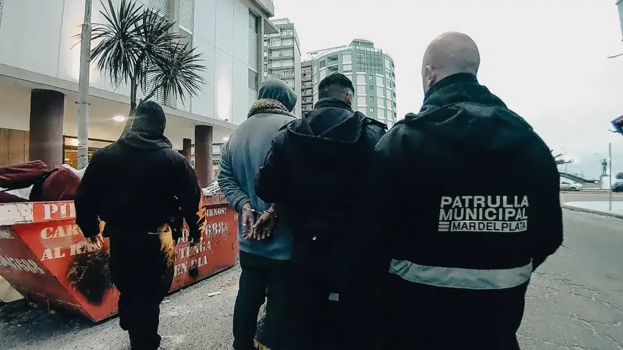 Aprehendieron a un hombre tras dañar un móvil municipal durante un operativo en el centro