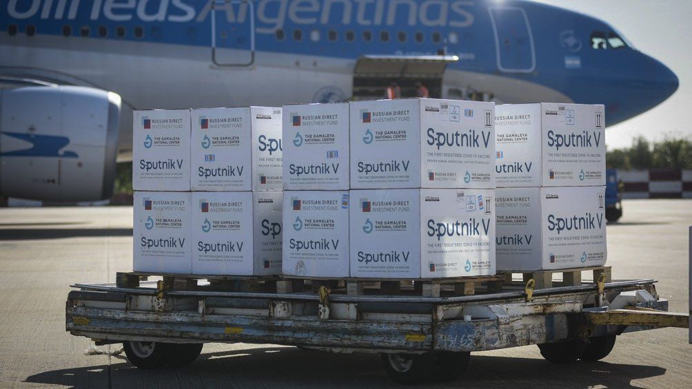 Vacunas: Dos vuelos en busca de más de un millón de dosis