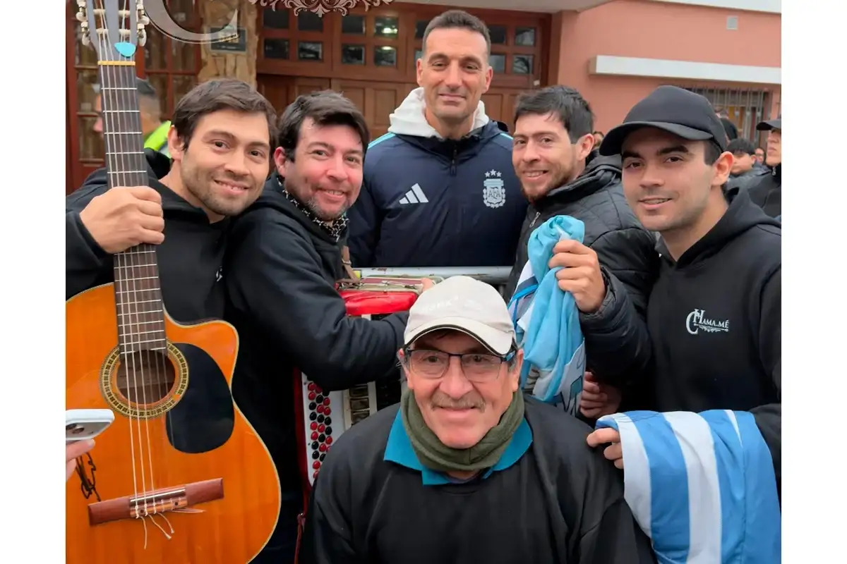 La historia de los santafesinos que le cantaron un chamamé a Lionel Scaloni en su casa: "Nos sorprendió muchísimo" - 3