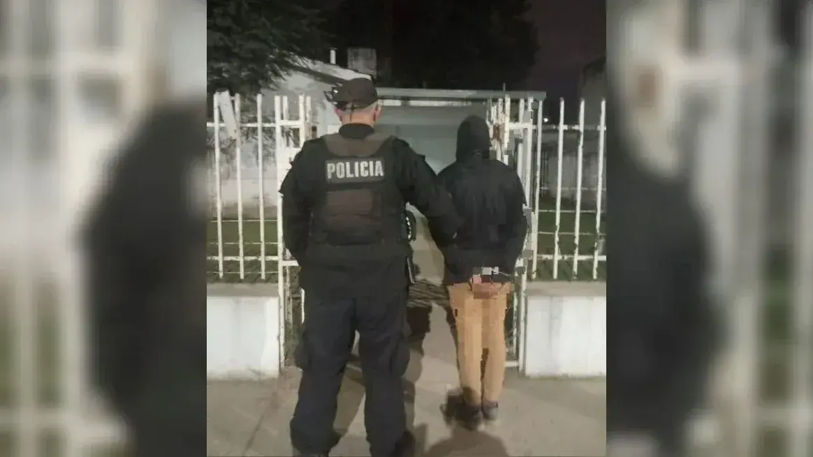 Trataba de asaltar a transeúntes con una pistola trucha y fue arrestado