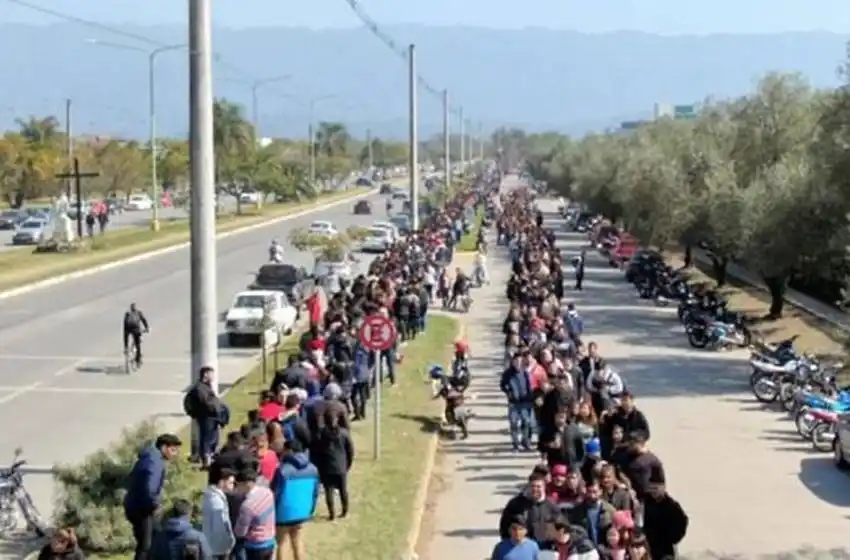 Acampe y más de 20 cuadras de cola para conseguir trabajo en un supermercado