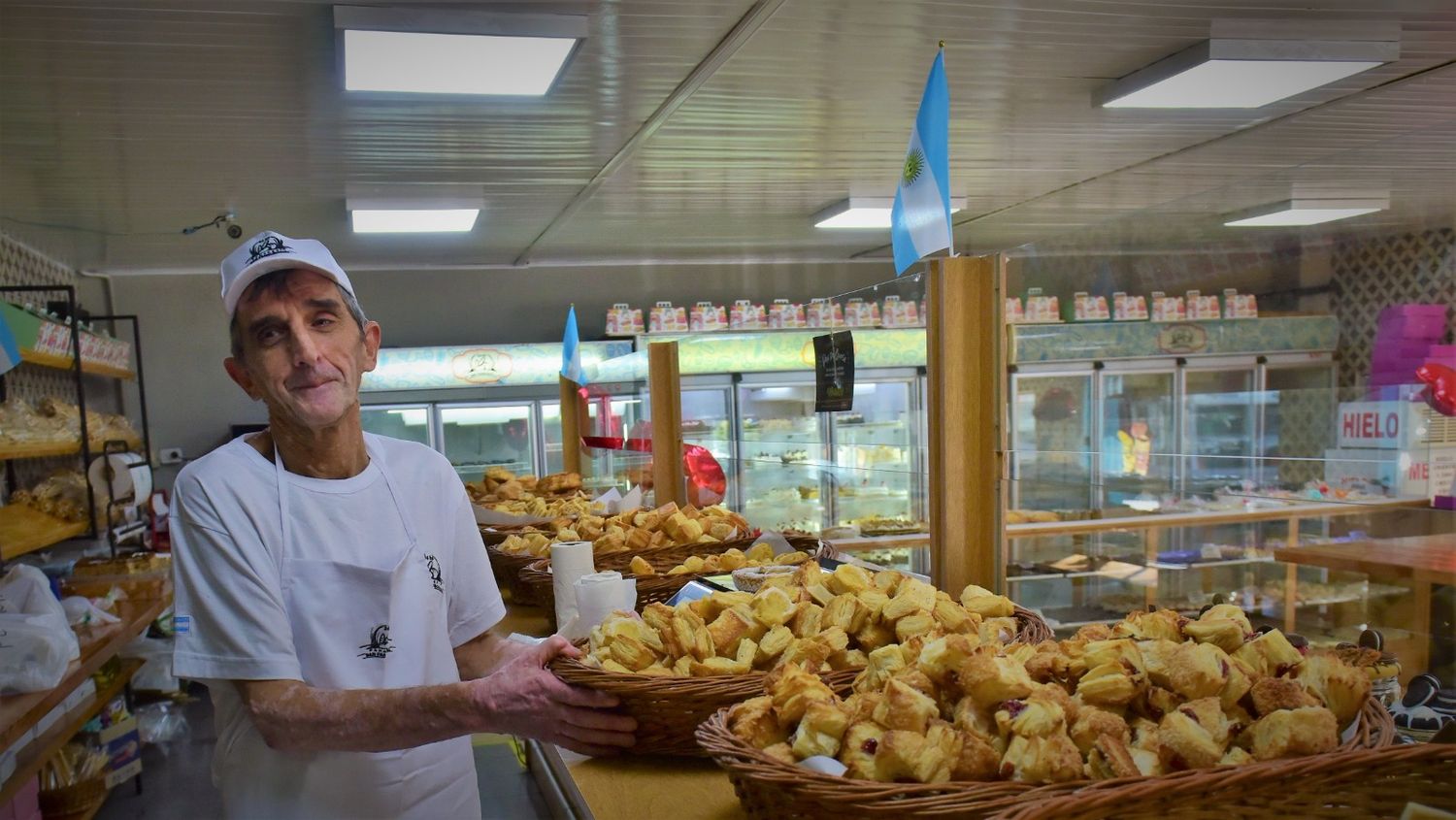 Carlos, panadero por oficio y pasión. “Estoy muy contento con ser panadero”.