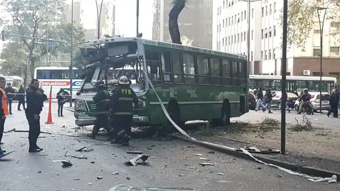 Un colectivo chocó contra un árbol en Retiro y hay al menos 15 heridos