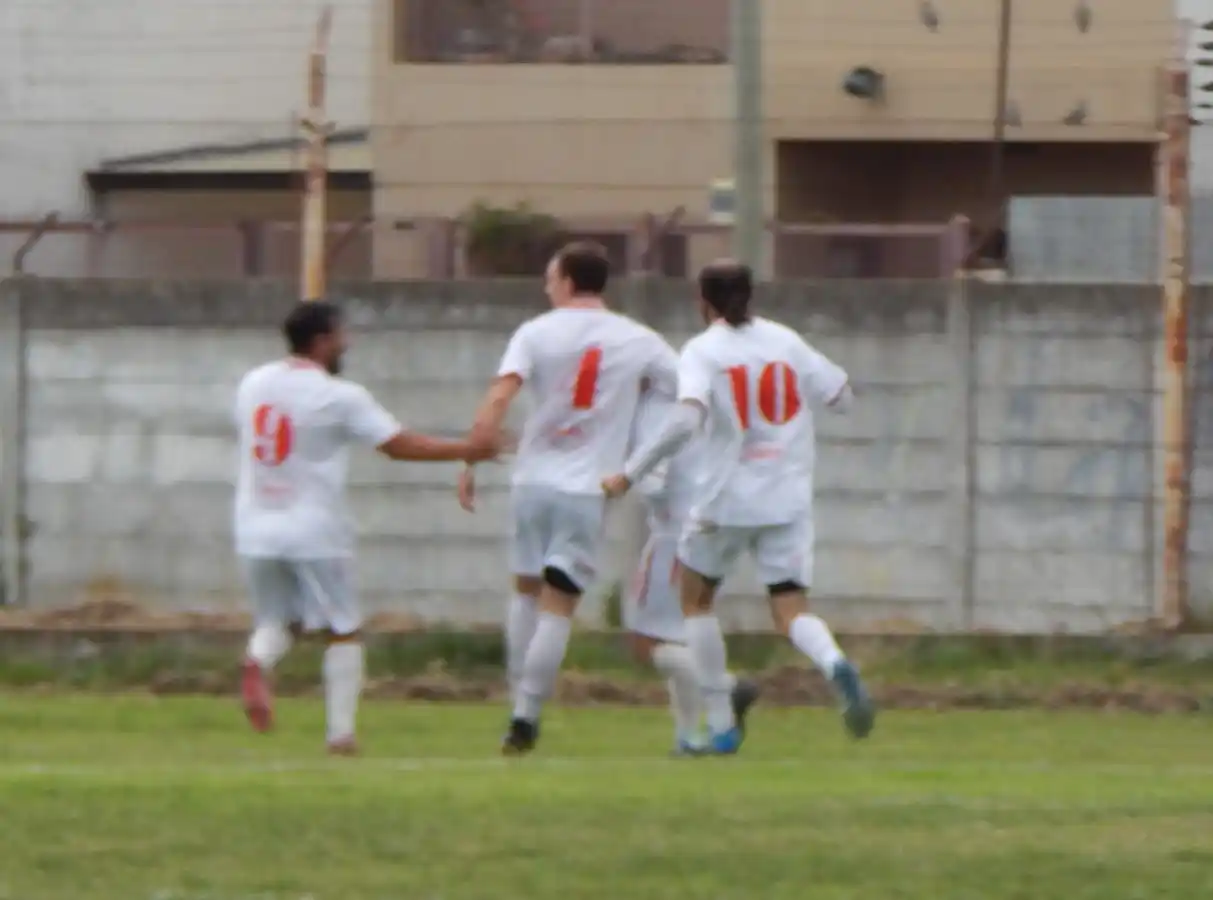Independiente venció a Camioneros y sigue firme arriba en el ascenso