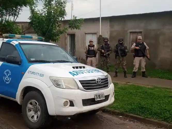 En el allanamiento encontraron drogas y detuvieron a dos personas