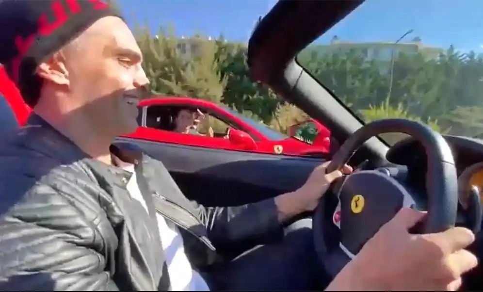 Se grabaron mientras corrían picadas en dos Ferrari a más de 200 km/h