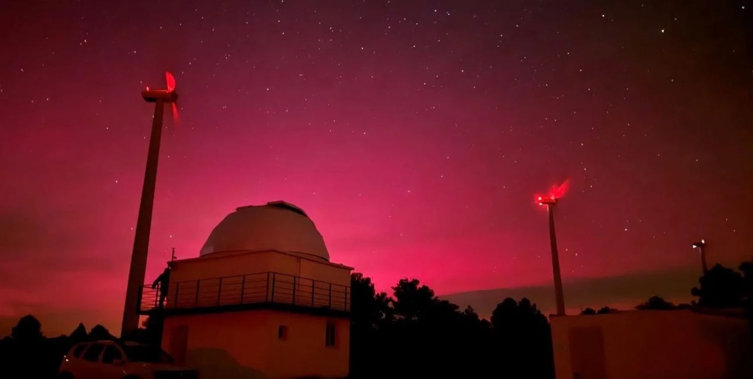 La aurora austral tiñe de rojo el cielo de Valencia.