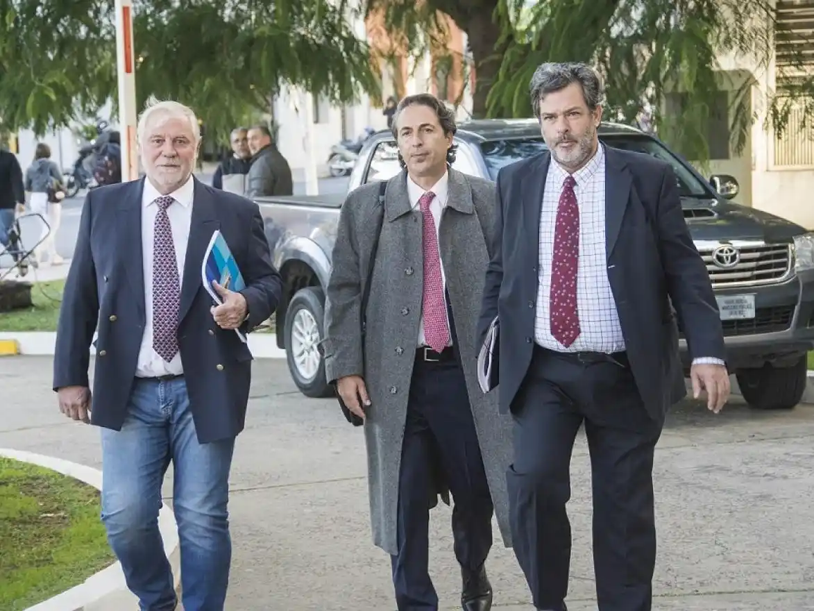 Allende (Izq.) junto a sus abogados Leopoldo Lambruschini y Maximiliano Rusconi.