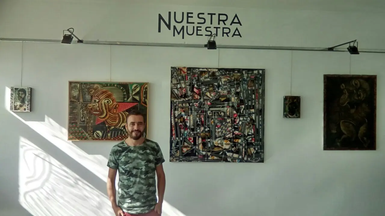El artista Chivico Flores expone sus trabajos en la Escuela Orillas del Quequén