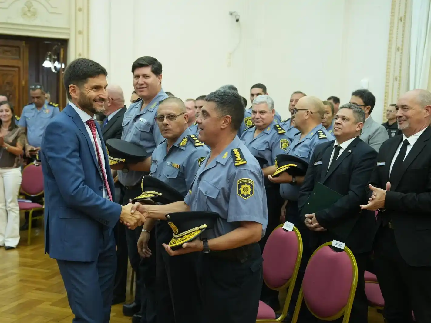 Reconocimiento de Pullaro para las fuerzas de seguridad santafesina.