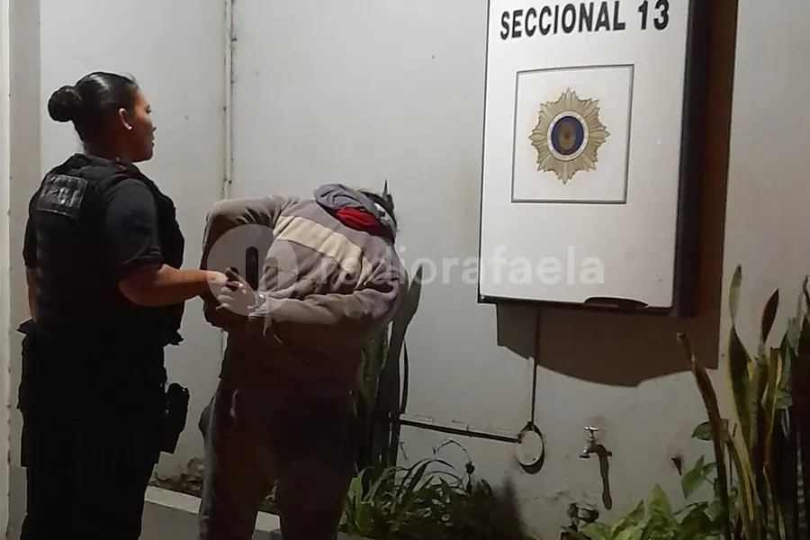 Un vecino retuvo a una mujer que intentaba robar cables