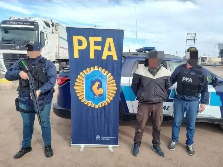 El arresto se produjo luego de una vigilancia sostenida por parte de personal encubierto de la brigada de la D.U.O.F. Venado Tuerto. Foto: PFA