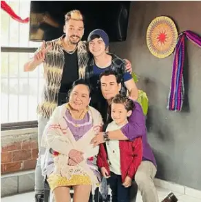 Carmen Salinas con su familia de ficción. Foto Instagram