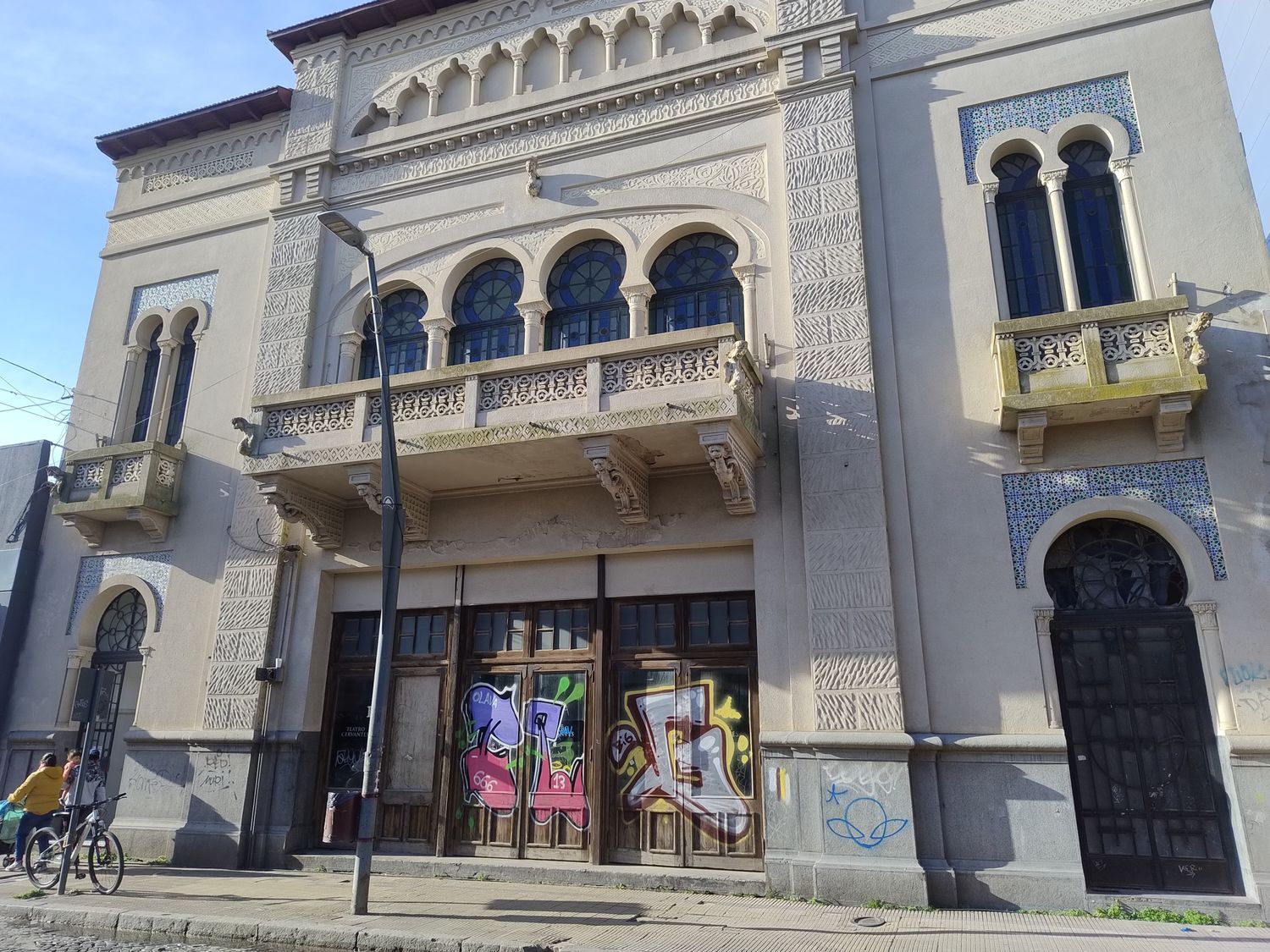 El Teatro Cervantes mantiene su vigencia, pese a que la restauración sigue frenada