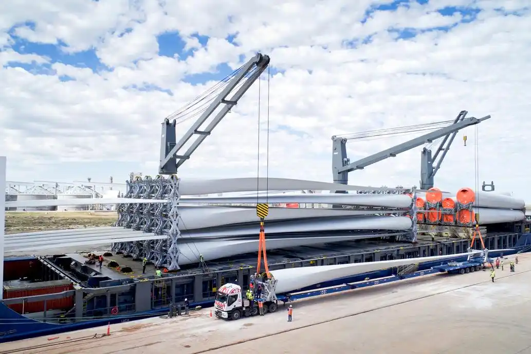Azul: Bertellys recibió los primeros molinos de viento para el Parque Eólico de Los Teros