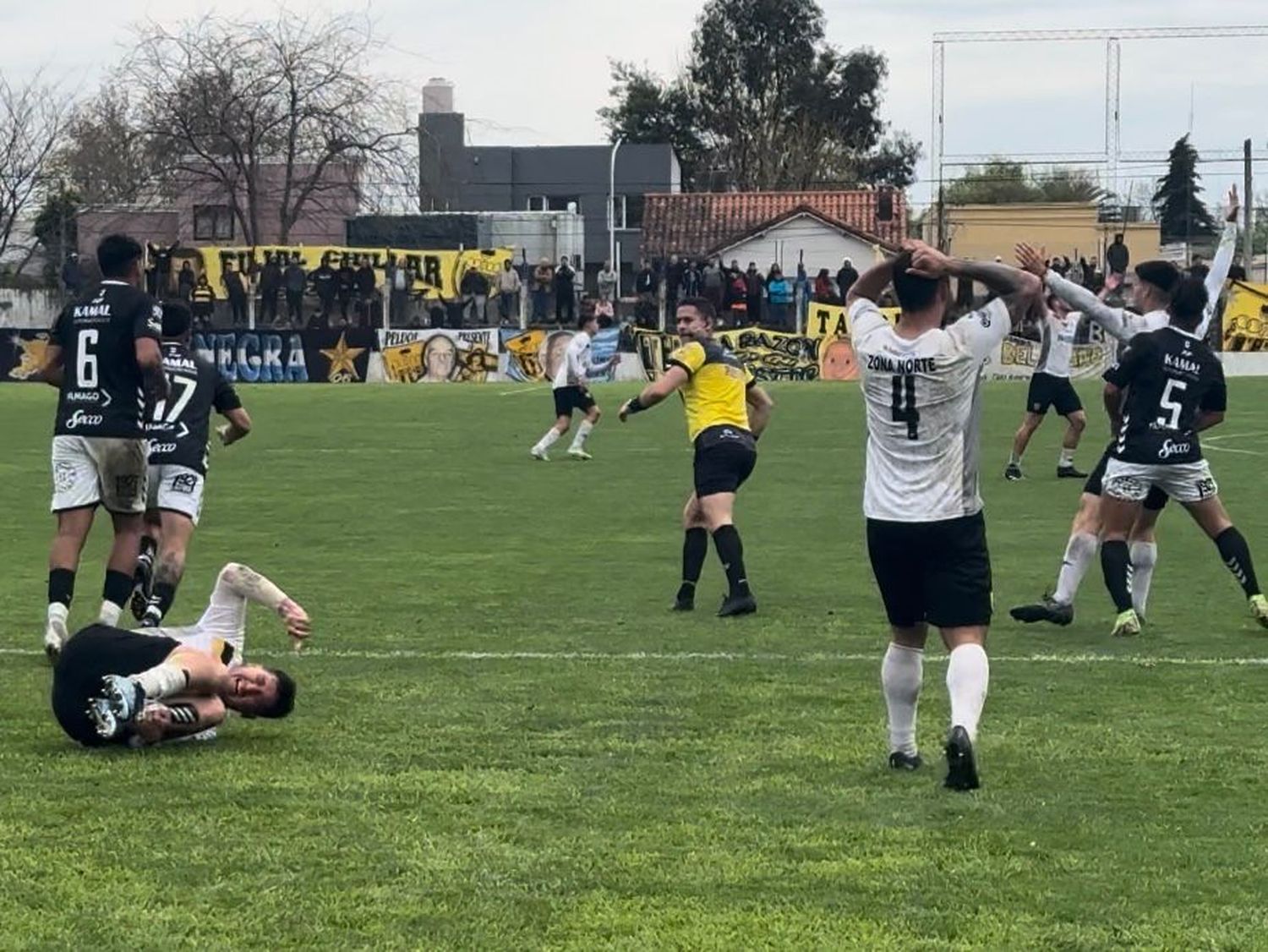 En la última jugada del partido, Fernández cayó en el área y pidió penal.