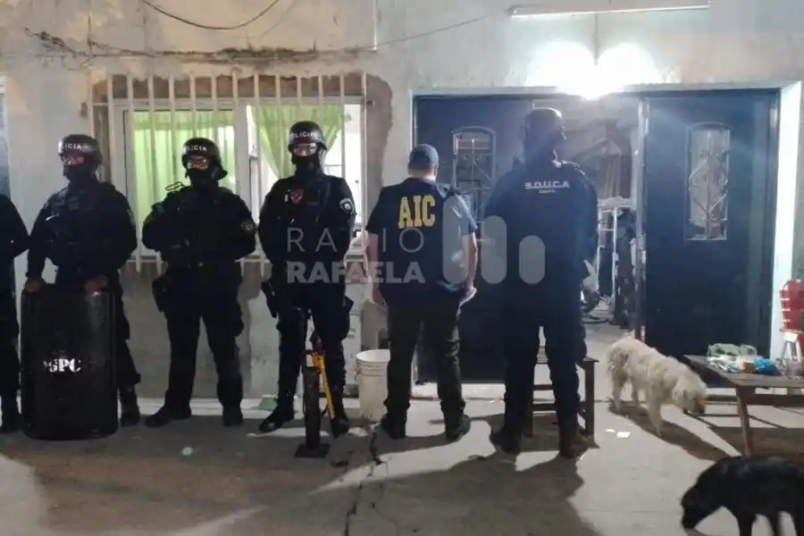 VIDEOS | Dólares, armas, autos robados y notas mafiosas: allanamientos en el marco de una investigación por homicidio