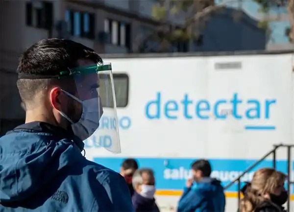 9.955 nuevos casos de coronavirus y una positividad cercana al 30%