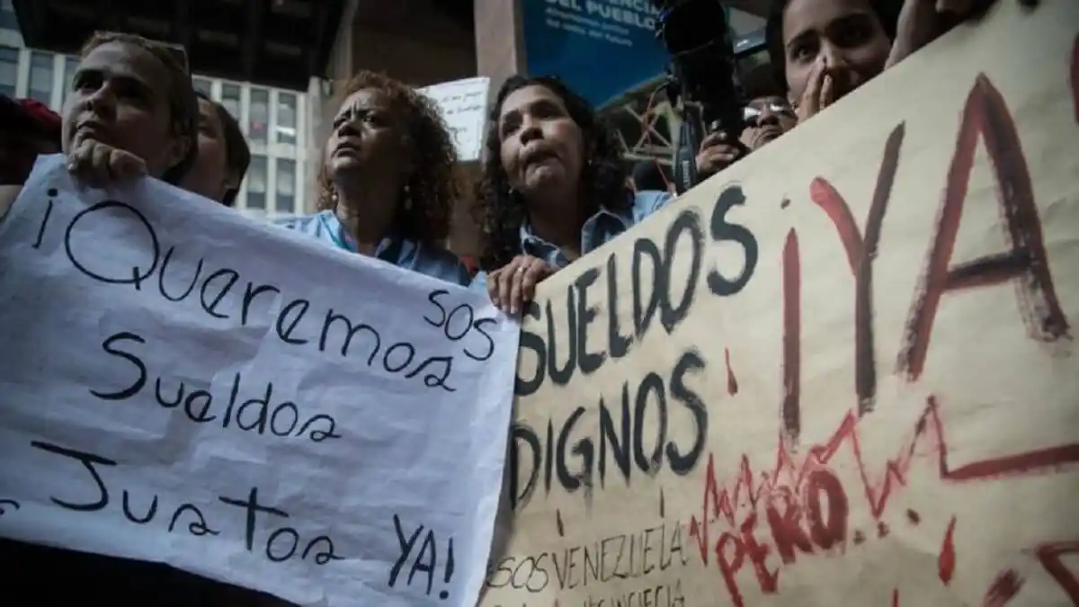 ¡ESTÁN PELANDO! Así van los sueldos de los trabajadores públicos comparados con el sector privado