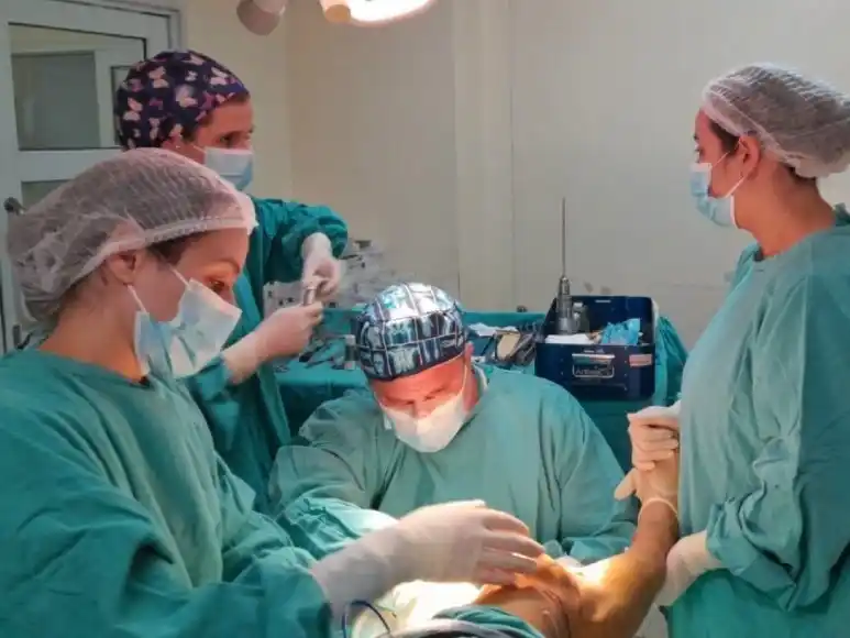 Hospital público realizó la primera cirugía plástica de ligamentos de rodilla con donación de tejidos