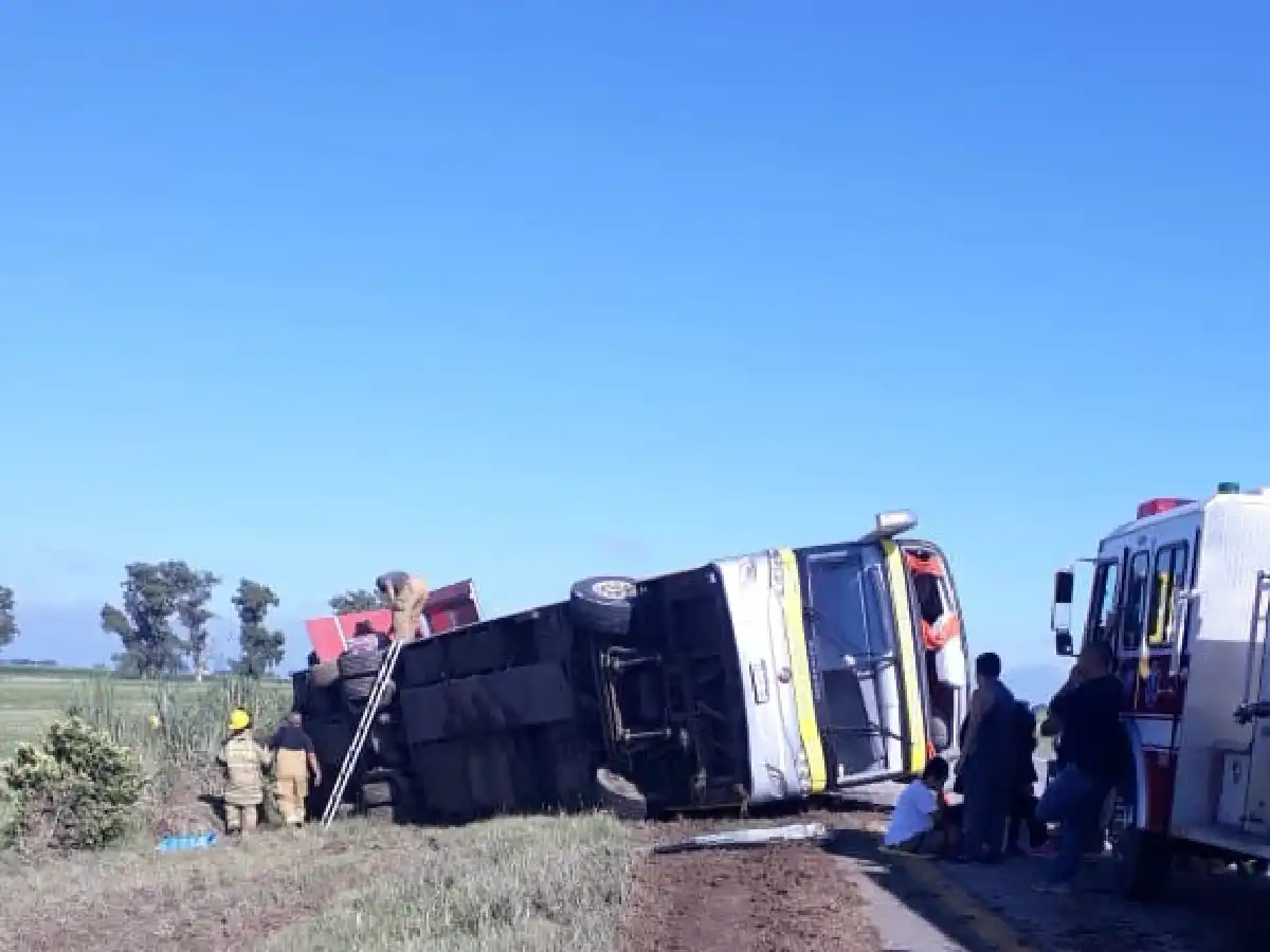 Varios heridos tras vuelco de colectivo en cercanías de Sa Pereira
