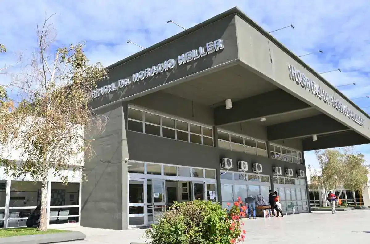 El tío de la víctima se acercó en estado de desesperación a la guardia del hospital Heller con el nene en brazos.