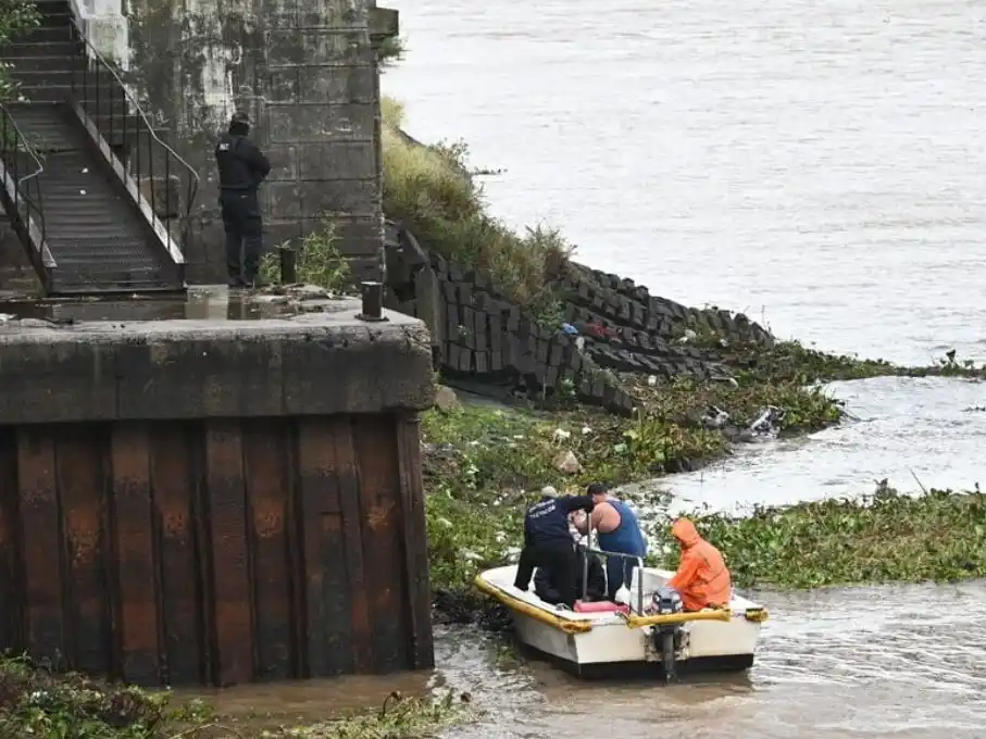 hombre se tiro del puente colgante
