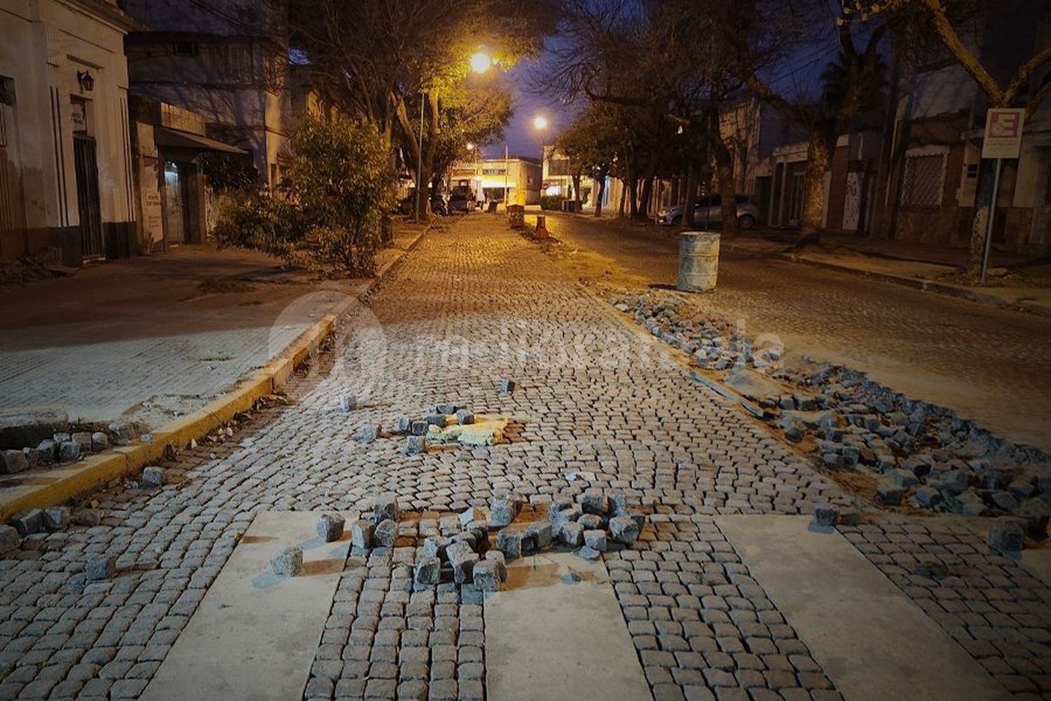 Manos a la obra: están en marcha los trabajos en el adoquinado de calle Urquiza