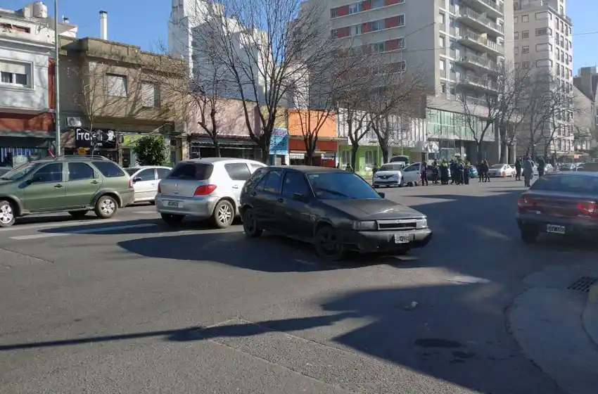 Efectivos policiales se agrupan en la Comisaría 1° a la espera de los anuncios de Kicillof