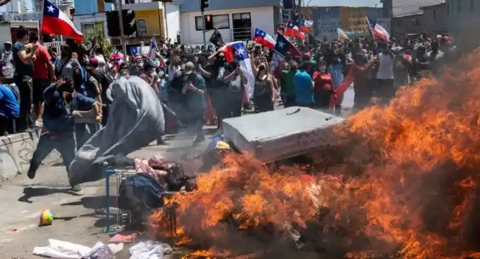 ¡DESAMPARADOS EN LAS CALLES DE CHILE! Queman viviendas de migrantes venezolanos