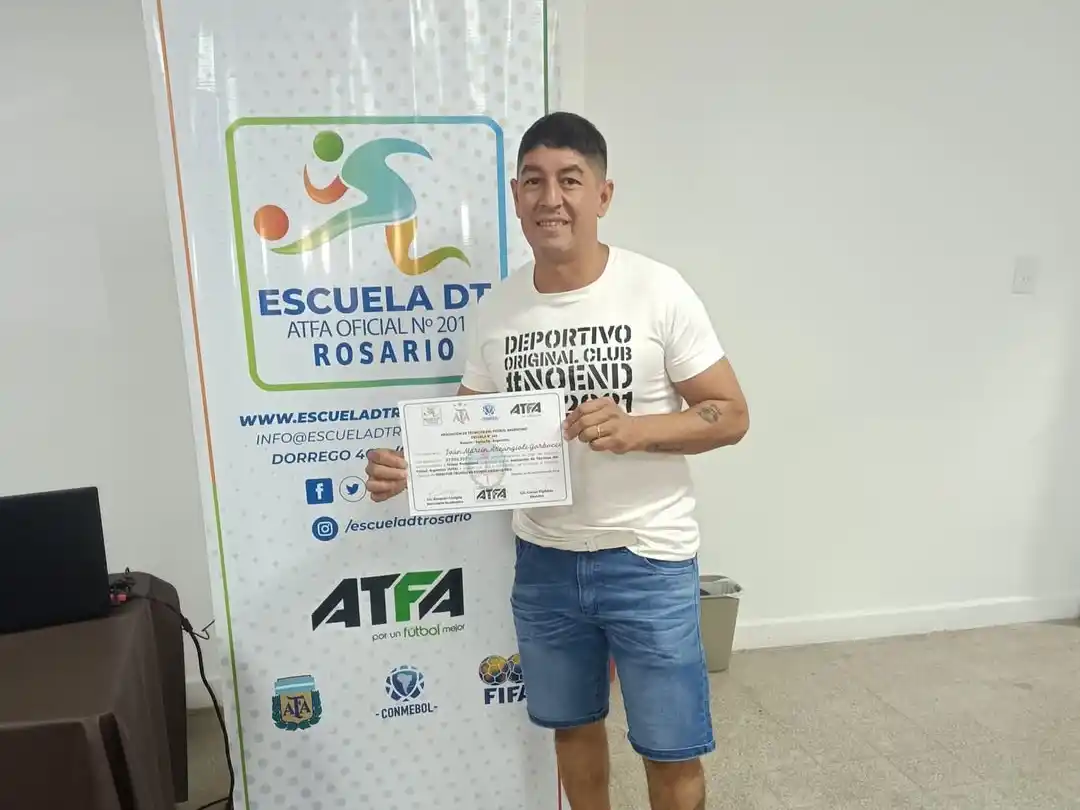 Ivan Arcangioli se recibió a fines del 2024 como DT en la escuela de Rosario de ATFA.