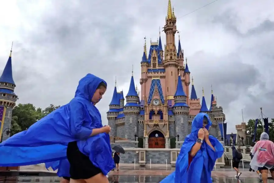 Cierran los parques temáticos de Disney ante la inminente llegada del poderoso huracán Milton