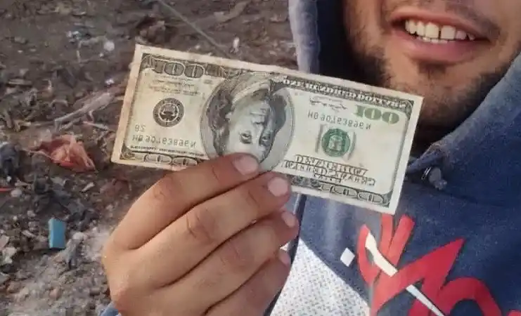 Revolvieron un basural y hallaron 50 mil dólares