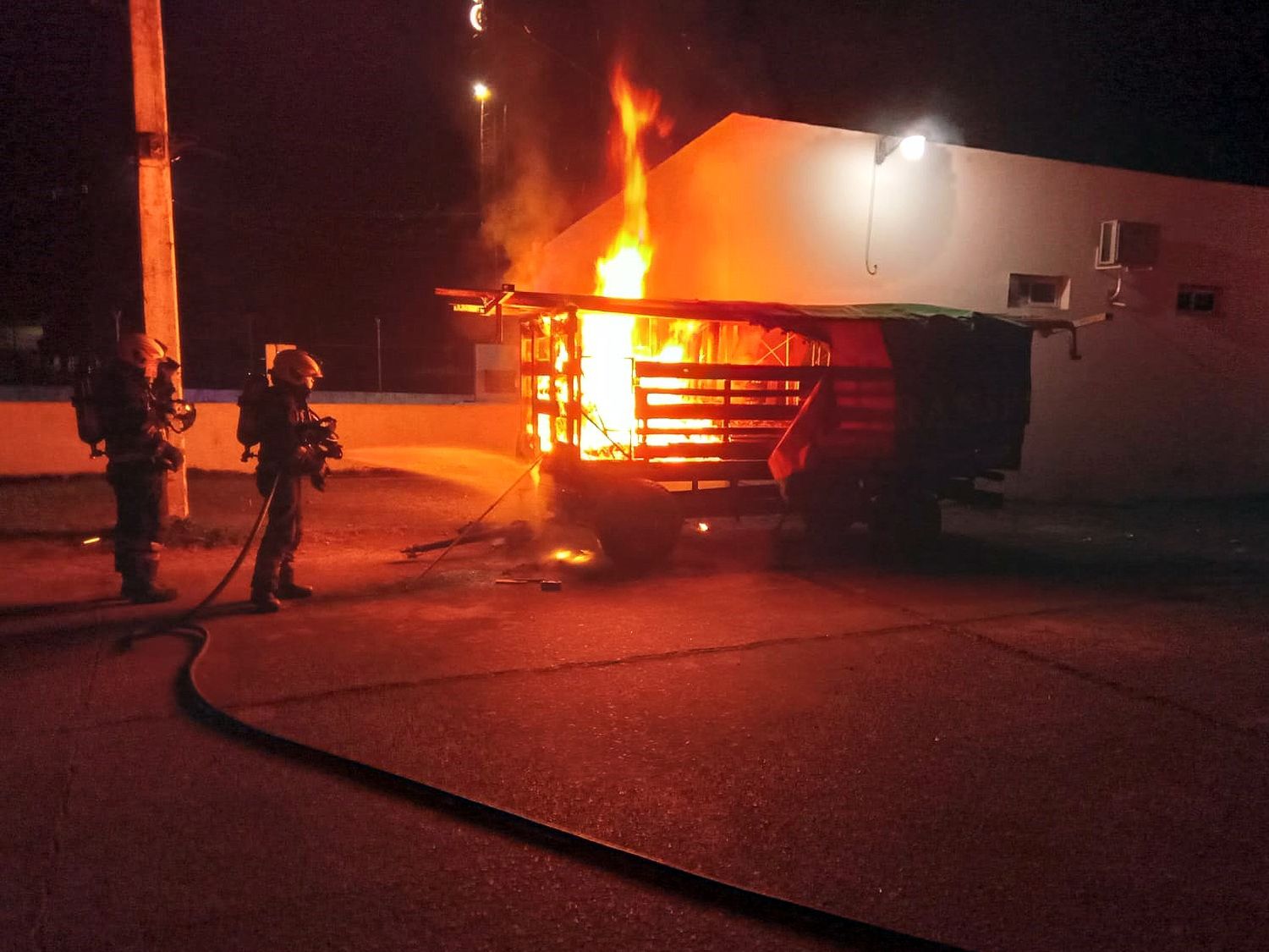 Bomberos Gualeguay intervino en la sofocación del fuego en el acoplado.