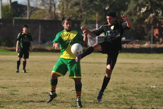 Sarmiento ganó cómodo y volvió a la punta
