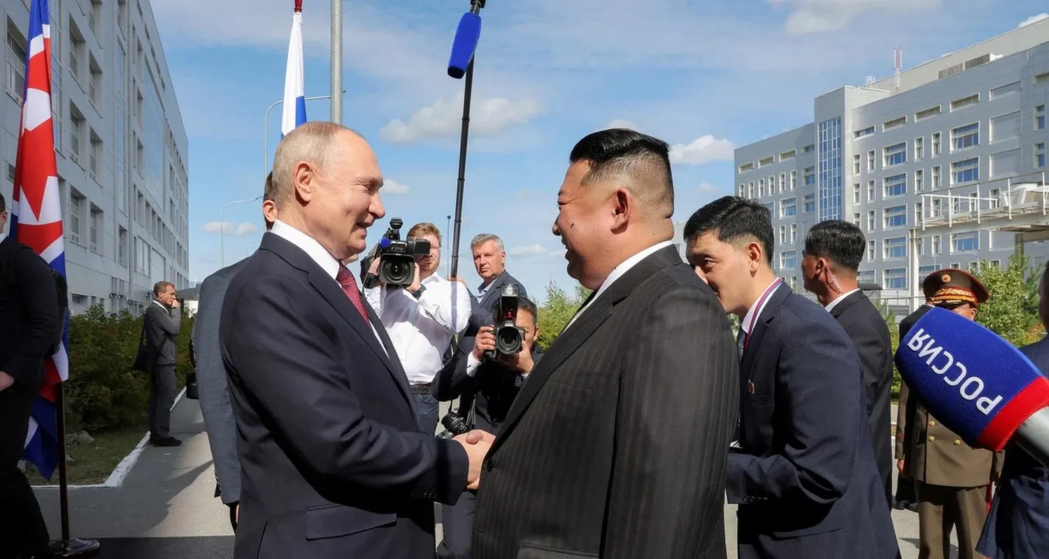 Kim Jong Un y Vladimir Putin se saludan este miércoles. Foto: vía Reuters