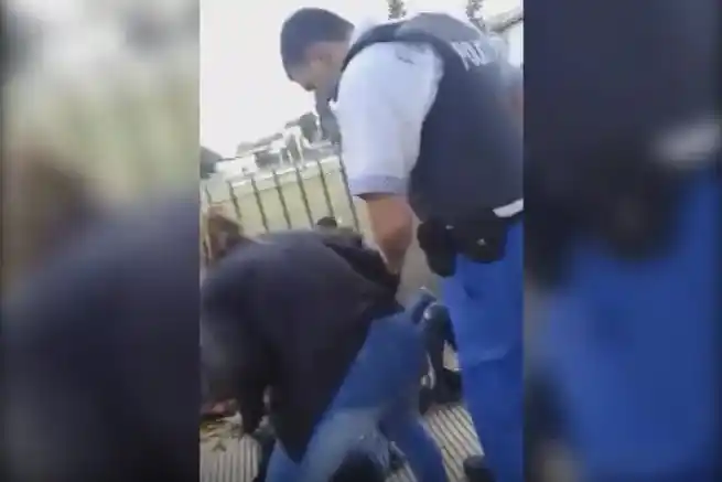 Video: La Policía intervino en una brutal pelea de alumnas en Las Flores