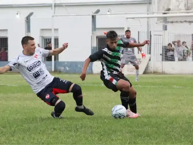 Quilmes e Independiente de Ataliva brindaron un partidazo en barrio Italia.Foto: PaloyGol