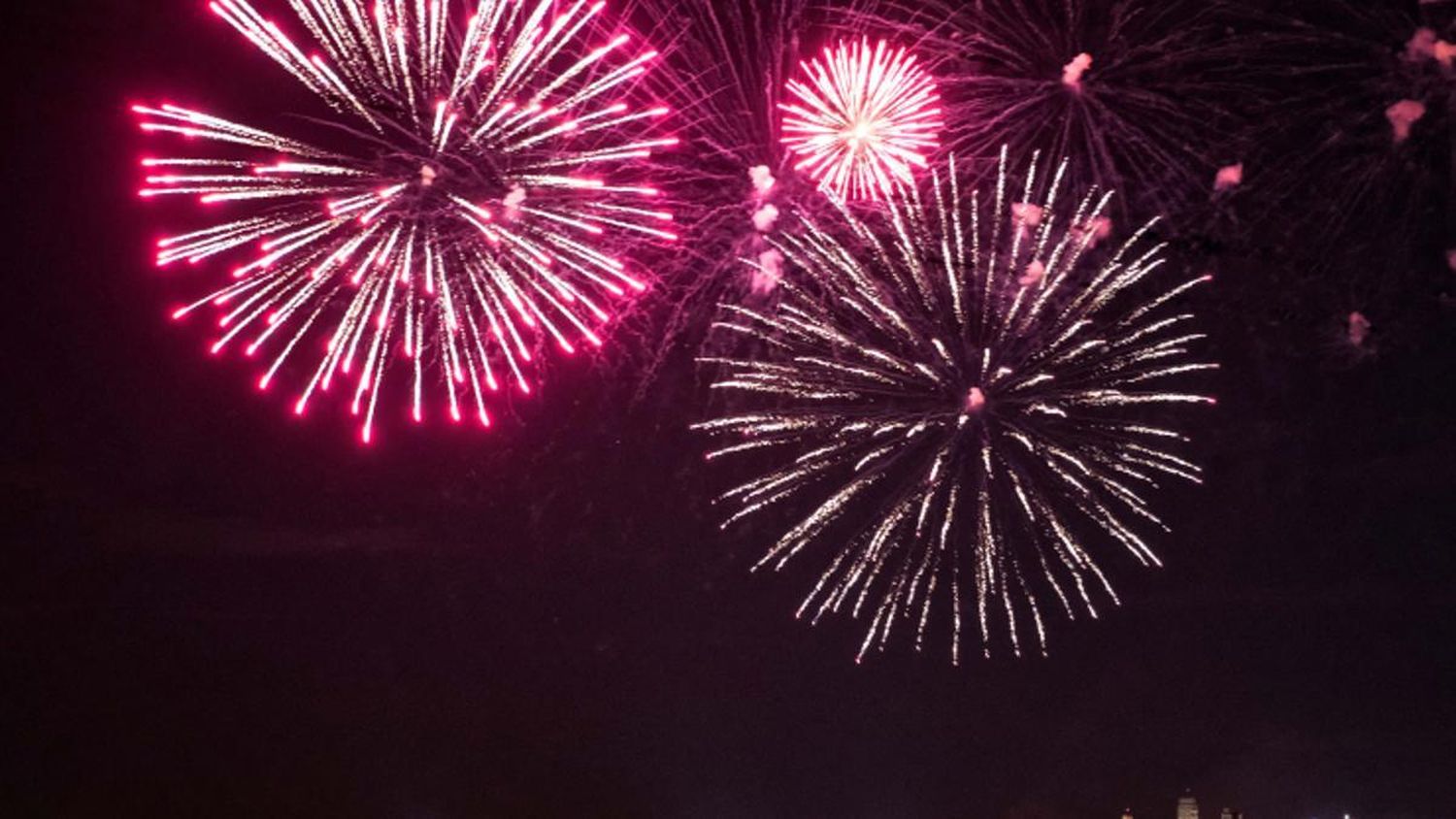 Se acercan las Fiestas y desde el sindicato de pirotecnia impulsan la campaña “Más luces menos ruido”